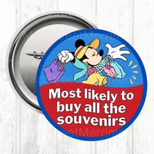Puede incluir: Un botón redondo con una imagen de dibujos animados de Minnie Mouse con bolsas de compras. El botón tiene un borde azul con el texto "Most likely to buy all the souvenirs" en letras blancas sobre un fondo rojo.