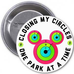 Peut inclure: Un bouton blanc avec le texte "CLOSING MY CIRCLES ONE PARK AT A TIME" en noir. Le bouton présente un motif de trois cercles concentriques roses, verts et bleus, avec des flèches et une icône de personne en course. Le bouton est rond et a un dos en métal.