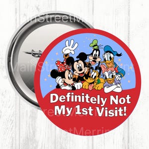 Può includere: Un bottone rotondo con sfondo rosso e la scritta "Definitely Not My 1st Visit!". Il bottone presenta i personaggi dei cartoni animati Topolino, Minnie, Pippo, Pluto, Paperino e Paperina. Ha un retro in metallo argentato.