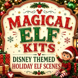 Può includere: Un cartello decorativo con sfondo color crema e bordo color legno con il testo MAGICAL ELF KITS e DISNEY THEMED HOLIDAY ELF SCENES in rosso e verde. Una piccola figura di elfo in abito rosso e bianco è seduta accanto al cartello.