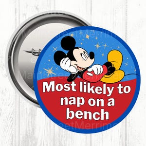 Può includere: Un bottone rotondo con Topolino che si rilassa su uno sfondo blu con stelle. Il bottone ha un bordo rosso e il testo "Most likely to nap on a bench."