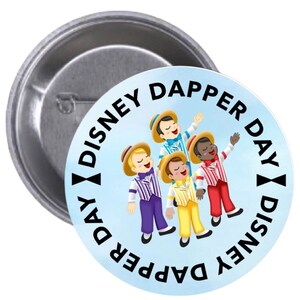 Könnte beinhalten: Ein runder Button mit hellblauem Hintergrund und dem Text "Disney Dapper Day" in Schwarz. Der Button zeigt eine Illustration von vier Cartoonfiguren in bunten Outfits. Der Button hat eine Metallnadelrückseite.