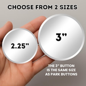 Puede incluir: Dos botones circulares con acabado met&aacute;lico. Un bot&oacute;n est&aacute; etiquetado como 2.25 pulgadas y el otro como 3 pulgadas. El texto superior dice CHOOSE FROM 2 SIZES y el texto inferior dice THE 3 INCH BUTTON IS THE SAME SIZE AS PARK BUTTONS.