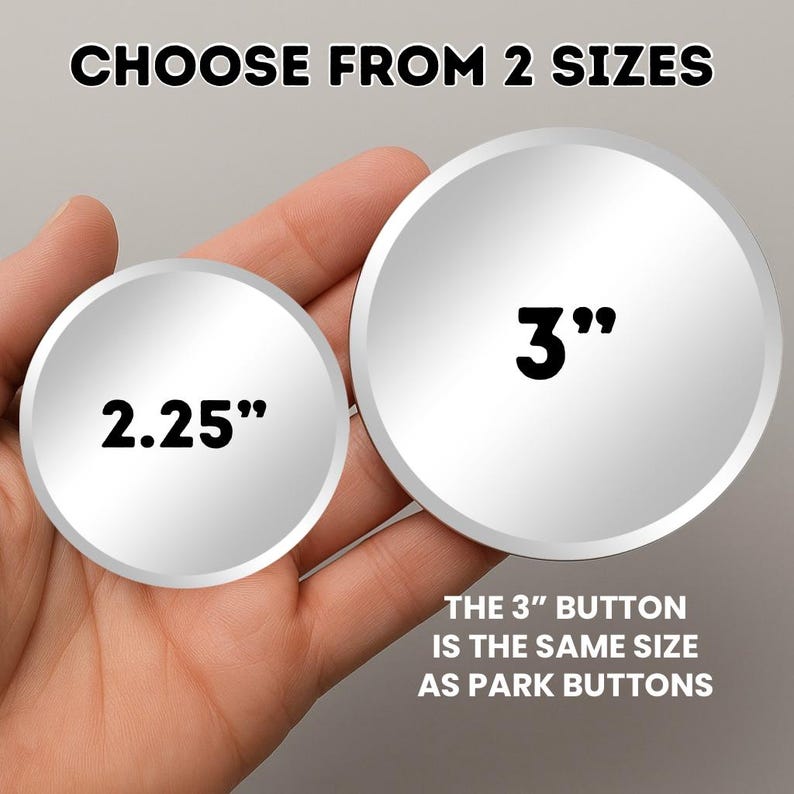 Puede incluir: Dos botones circulares con acabado met&aacute;lico. Un bot&oacute;n est&aacute; etiquetado como 2.25 pulgadas y el otro como 3 pulgadas. El texto superior dice CHOOSE FROM 2 SIZES y el texto inferior dice THE 3 INCH BUTTON IS THE SAME SIZE AS PARK BUTTONS.