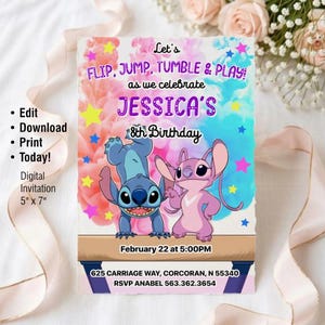Peut inclure: Une invitation numérique pour le 18e anniversaire de Jessica, avec les personnages Stitch et Angel. Le design comprend le texte "Let's Flip, Jump, Tumble & Play!" et les détails de l'événement. L'invitation mesure 12.7 cm x 17.8 cm.