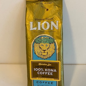 Pu&ograve; includere: Un sacchetto dorato di caff&egrave; Hawaiian Lion 24K Gold Roast 100% Kona, in grani interi, tostatura media-leggera, peso netto 7 once (198 grammi).