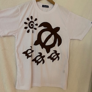 Handappliziertes Hawaii-Quilt T-Shirt - Unisex-EinheitsgrößeQualitätsprodukt aus Hawaii