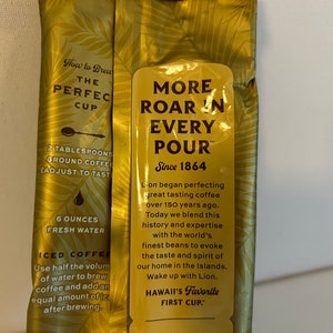 Pu&ograve; includere: Busta di caff&egrave; dorata con un logo di leone e il testo "More Roar in Every Pour" e "Since 1864". La busta include anche istruzioni per preparare la tazza di caff&egrave; perfetta, inclusa la quantit&agrave; di caff&egrave; e acqua da utilizzare.