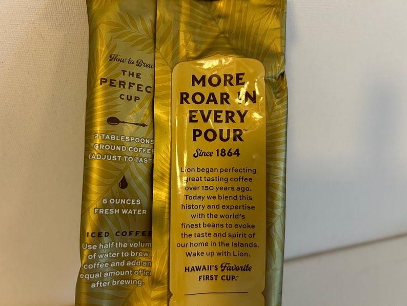 Pu&ograve; includere: Busta di caff&egrave; dorata con un logo di leone e il testo "More Roar in Every Pour" e "Since 1864". La busta include anche istruzioni per preparare la tazza di caff&egrave; perfetta, inclusa la quantit&agrave; di caff&egrave; e acqua da utilizzare.