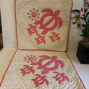 Handmade Hawaiian Quilt Pillow Cover: Red Sea Turtle Applique (18&quot;x18&quot;)