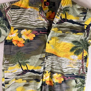 Alii  Hawaiian Aloha shirt small 100 percent cotton  Thank you for shopping! AlohafromHawaiiUS
