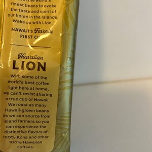 Pu&ograve; includere: Un sacchetto di caff&egrave; dorato e marrone con un logo di leone e il testo "Hawaiian Lion". Il sacchetto presenta una descrizione del caff&egrave;, indicando che &egrave; fatto con alcuni dei migliori caff&egrave; del mondo, tostati a partire da chicchi coltivati alle Hawaii. Il testo menziona anche che il caff&egrave; &egrave; 100% Kona e altri caff&egrave; 100% hawaiani.