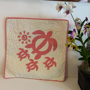 Handmade Hawaiian Quilt Pillow Cover: Red Turtle Cotton Applique (18&quot;x18&quot;)