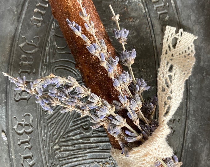 Primitive Grungy Candle with Lace and Lavender