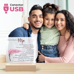 Peut inclure: Une plaque acrylique rose et blanche avec un motif de c&oelig;ur et d'arbre. La plaque porte un message en espagnol qui dit "Para mi hermosa hija" et "Alg&uacute;n d&iacute;a cuando se acaben las p&aacute;ginas de mi vida, s&eacute; que ser&aacute;s unos de mis mejores cap&iacute;tulos. Mant&eacute;nme siempre en tu coraz&oacute;n porque siempre est&aacute;s en el m&iacute;o. Nada ni nadie, ni siquiera el tiempo podr&aacute;n cambiarlo. Cada vez que enciendas esta lamparita, recuerda que te amo con todo mi coraz&oacute;n y que eres mi mayor tesoro. Te amo hija, y siempre lo har&eacute;."
