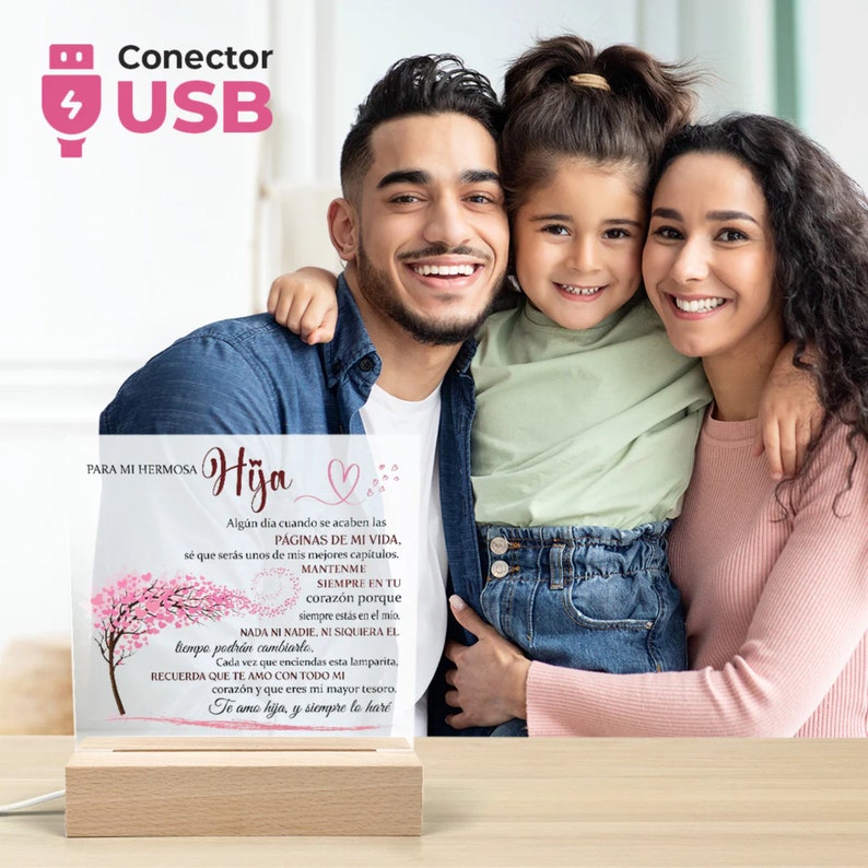 Peut inclure: Une plaque acrylique rose et blanche avec un motif de c&oelig;ur et d'arbre. La plaque porte un message en espagnol qui dit "Para mi hermosa hija" et "Alg&uacute;n d&iacute;a cuando se acaben las p&aacute;ginas de mi vida, s&eacute; que ser&aacute;s unos de mis mejores cap&iacute;tulos. Mant&eacute;nme siempre en tu coraz&oacute;n porque siempre est&aacute;s en el m&iacute;o. Nada ni nadie, ni siquiera el tiempo podr&aacute;n cambiarlo. Cada vez que enciendas esta lamparita, recuerda que te amo con todo mi coraz&oacute;n y que eres mi mayor tesoro. Te amo hija, y siempre lo har&eacute;."