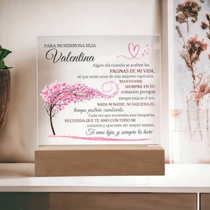 Peut inclure: Un arbre rose en forme de c&oelig;ur avec un message pour une fille nomm&eacute;e Valentina. Le message dit : "PARA MI HERMOSA HIJA Valentina Alg&uacute;n d&iacute;a cuando se acaben las P&Aacute;GINAS DE MI VIDA, s&eacute; que ser&aacute;s unos de mis mejores cap&iacute;tulos. MANTENME SIEMPRE EN TU coraz&oacute;n porque siempre est&aacute;s en el m&iacute;o. NADA NI NADIE, NI SIQUIERA EL tiempo podr&aacute;n cambiarlo. Cada vez que enciendas esta lamparita, RECUERDA QUE TE AMO CON TODO MI coraz&oacute;n y que eres mi mayor tesoro. Te amo hija, y siempre lo har&eacute;"