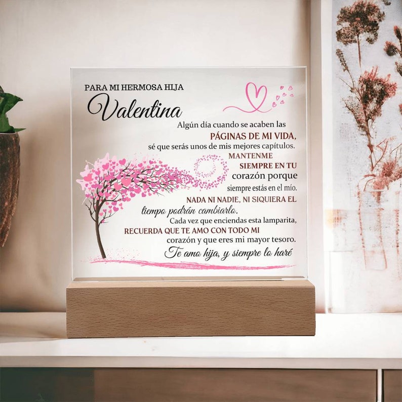 Peut inclure: Un arbre rose en forme de c&oelig;ur avec un message pour une fille nomm&eacute;e Valentina. Le message dit : "PARA MI HERMOSA HIJA Valentina Alg&uacute;n d&iacute;a cuando se acaben las P&Aacute;GINAS DE MI VIDA, s&eacute; que ser&aacute;s unos de mis mejores cap&iacute;tulos. MANTENME SIEMPRE EN TU coraz&oacute;n porque siempre est&aacute;s en el m&iacute;o. NADA NI NADIE, NI SIQUIERA EL tiempo podr&aacute;n cambiarlo. Cada vez que enciendas esta lamparita, RECUERDA QUE TE AMO CON TODO MI coraz&oacute;n y que eres mi mayor tesoro. Te amo hija, y siempre lo har&eacute;"