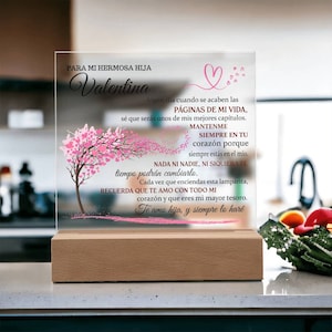 Peut inclure: Une plaque en verre avec un c&oelig;ur rose et un arbre avec des c&oelig;urs roses sur les branches. La plaque porte un message en espagnol qui dit "Para mi hermosa hija Valentina" et "Algun dia cuando se acaben las PAGINAS DE MI VIDA, se que seras unos de mis mejores capitulos. MANTENME SIEMPRE EN TU corazon porque siempre estas en el mio. NADA NI NADIE, NI SIQUIERA EL tiempo podran cambiarlo. Cada vez que enciendas esta lamparita, RECUERDA QUE TE AMO CON TODO MI corazon y que eres mi mayor tesoro. Te amo hija, y siempre lo hare"