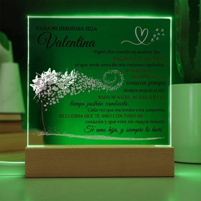 Peut inclure: Une plaque acrylique illumin&eacute;e verte avec une base en bois. La plaque pr&eacute;sente un motif en forme de c&oelig;ur et le texte "PARA MI HERMOSA HIJA Valentina" ainsi qu'un message sur l'amour et la famille.
