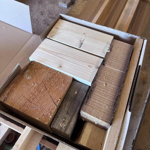 Craft box with solid wood scraps – Untreated wood offcuts from furniture manufacturing – Wood scraps for crafting, DIY, turning & decoration