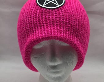 Gorro holgado de punto rosa neón hecho a mano: parche de pentagrama