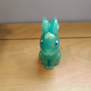 Bunny statue, mint bunny statue