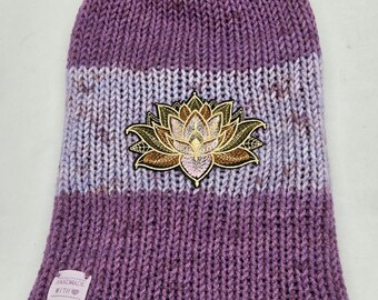 Gorro de punto holgado hecho a mano: parche de "loto", gorro morado