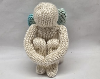 Peluche de ángel sentado hecho a mano