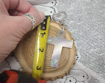 Llavero de cruz de resina: regalo cristiano con corazón de plata