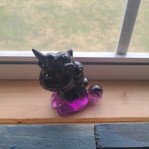 Estatua de unicornio, estatua de unicornio negro/morado