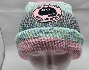 Gorro holgado tejido a mano: Parche de gato negro, hilo de mezcla acrílica.