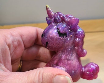 Statua di unicorno in resina glitterata viola