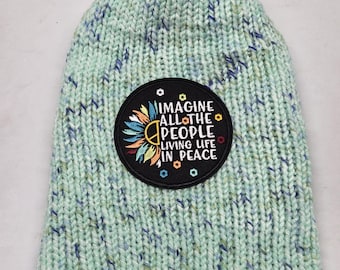 Gorro de punto holgado hecho a mano: Parche con la frase "Imagina a toda la gente viviendo en paz".