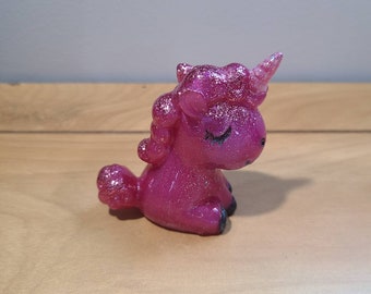 Statua di unicorno in resina glitterata rosa