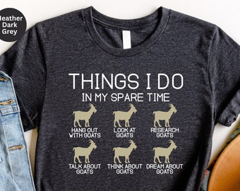 Peut inclure: T-shirt gris foncé avec l'inscription "THINGS I DO IN MY SPARE TIME" et des illustrations de chèvres. Le t-shirt énumère des activités telles que "Hang out with goats" et "Dream about goats".