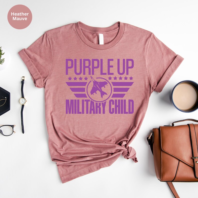 Camiseta Morada para Niños con Mensaje Militar: Conjunto de Concientización para Niños con Mensaje Militar imagen 5