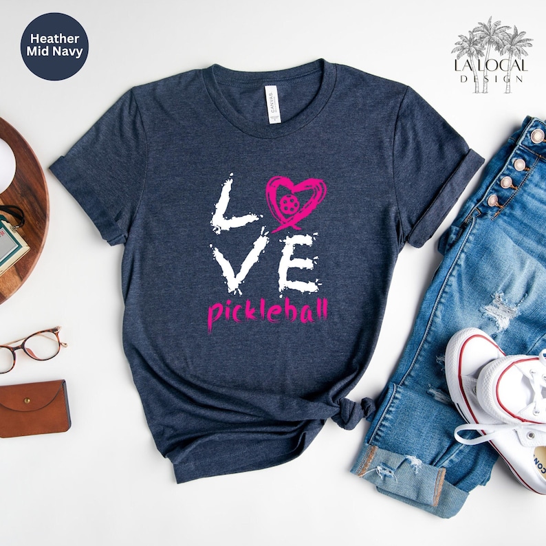 Camiseta Love Pickleball, camiseta divertida para jugadores de pickleball imagen 1