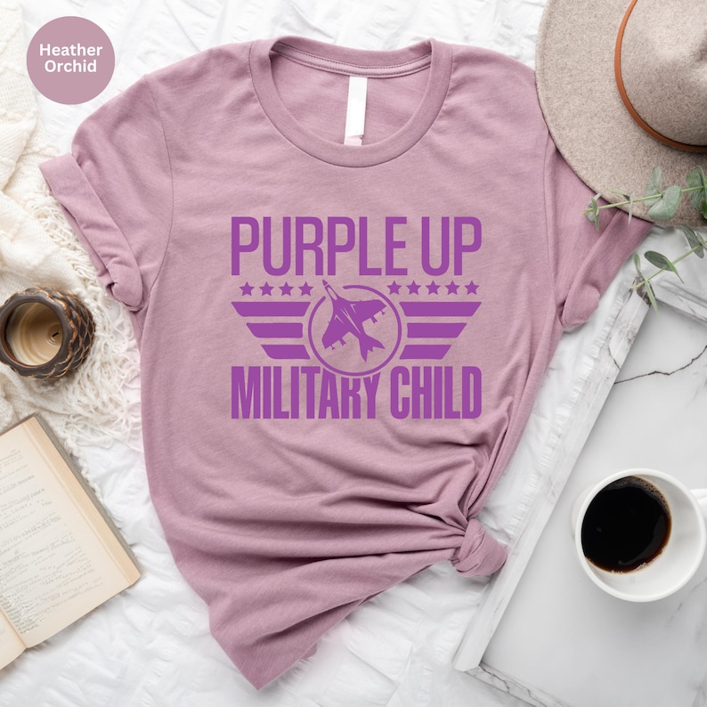 Camiseta Morada para Niños con Mensaje Militar: Conjunto de Concientización para Niños con Mensaje Militar imagen 3