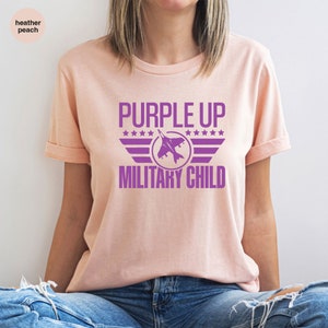Camiseta Morada para Niños con Mensaje Militar: Conjunto de Concientización para Niños con Mensaje Militar imagen 2