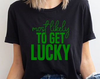 Könnte beinhalten: Schwarzes T-Shirt mit grünem Text, der "most likely to get lucky" lautet.
