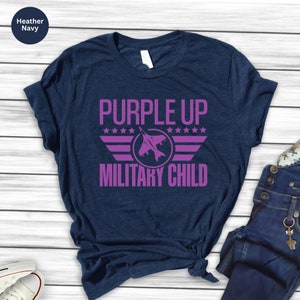 Camiseta Morada para Niños con Mensaje Militar: Conjunto de Concientización para Niños con Mensaje Militar imagen 6