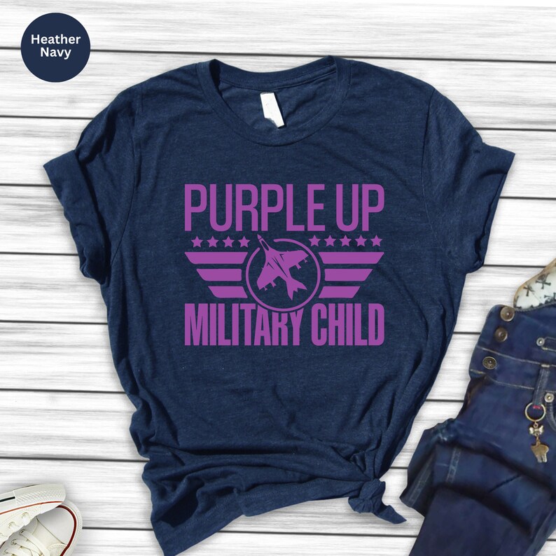 Camiseta Morada para Niños con Mensaje Militar: Conjunto de Concientización para Niños con Mensaje Militar imagen 6