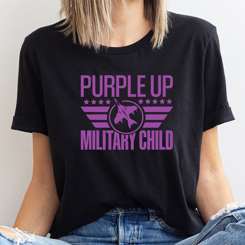 Camiseta Morada para Niños con Mensaje Militar: Conjunto de Concientización para Niños con Mensaje Militar imagen 7