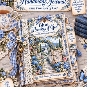 Pode incluir: Um diário feito à mão intitulado Blue Promises of God com um padrão floral azul e branco, um laço xadrez azul, acabamento em renda e um pingente de chave de metal. A capa mostra um caminho de jardim para uma igreja com o texto Faith Leads Beautiful Places.