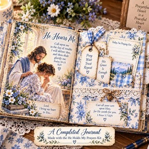 Puede incluir: Un diario de oración con patrones florales azules, adornos de encaje e imágenes religiosas. Las páginas incluyen textos como He Hears Me, Psalm 50:15, Pray Wait Trust Repeat, His Grace Is Enough y 1 Peter 5:7, junto con etiquetas y bolsillos.