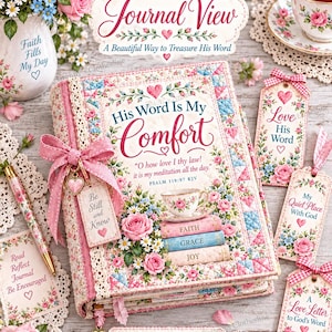 Op de afbeelding: Een gewatteerd dagboek getiteld His Word Is My Comfort met roze bloemenpatronen, kanten randen en een roze lint. Het bevat bijpassende labels met tekst, een pen en een bloemrijk theekopje, allemaal versierd met rozen en religieuze citaten.
