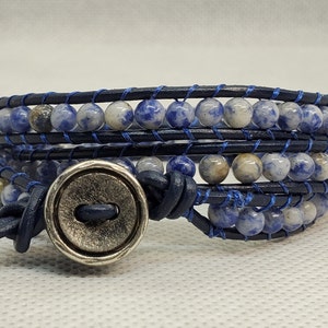 Fabriqué sur commande - Bracelet enveloppant perlé sodalite pierre cicatrisante 4 mm perles 3 enveloppes cuir chanvre coton cordon boho vegan