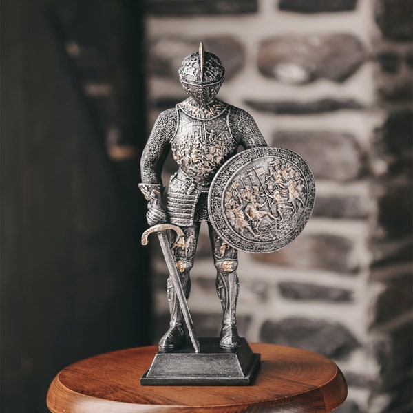 Mittelalterliche Ritterkreuz-Schild- & Rundschild-Statue, Ritter mit Axt und Schwert, Geschenkidee zum Muttertag