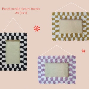 Puede incluir: Tres marcos de fotos de aguja de perforación con patrones de tablero de ajedrez en blanco y negro, dorado y blanco, y lavanda y blanco. Cada marco es de tamaño A6 (15,24 x 10,16 cm) y cuelga de una cuerda blanca. El texto "Punch needle picture frames A6 (6x4)" está en la parte superior.